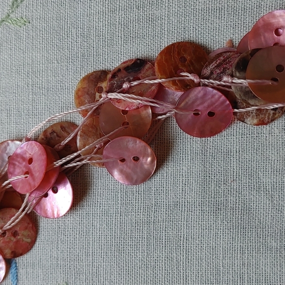 ♦️3 for $15 Pink button shell necklace - Picture 3 of 9